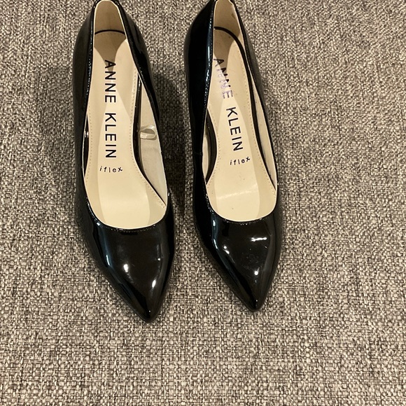 Anne Klein Women’s Black Patent Leather Heels Pointed Toe Size 7 Pumps - Picture 2 of 8